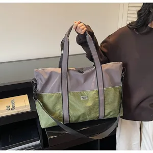 Grand sac de sport de voyage grande capacité avec compartiment étanche pratique.