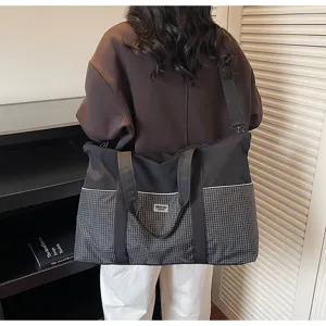 Grand sac de sport de voyage avec poche à carreaux, idéal pour les entraînements.