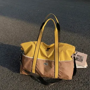 Grand sac de voyage de sport, sac de yoga colorblock avec poignées et bandoulière.