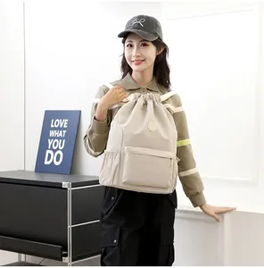 Sac à dos beige à cordon pour le sport et les loisirs dans un cadre décontracté