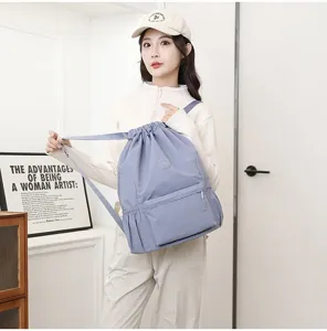Vue lifestyle d'un sac à dos de sport léger lavande avec cordon de serrage pour une femme