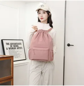 Sac à dos de sport rose à cordon porté par un mannequin en intérieur