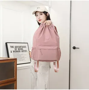 Mannequin portant un sac à dos rose léger à cordon pour les loisirs de plein air