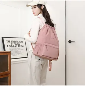 Sac à dos de sport léger rose avec cordon pour activités de plein air porté par modèle