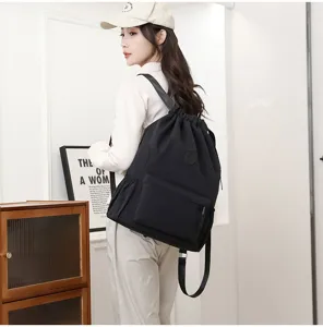 Sac à dos à cordon noir léger porté par un mannequin pour le sport et les loisirs