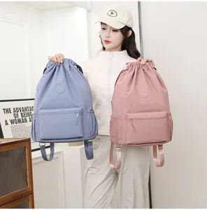 Mannequin asiatique présentant des sacs à dos de sport légers à cordon bleu et rose