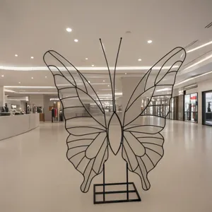 Grote zwarte metalen vlindersculptuur voor bruiloft en commerciële podiumdecoratie