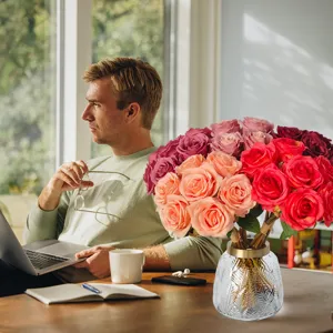 Kunstmatige rozenboeket vintage neppe bloemen thuis woonkamer tafel huwelijk decor
