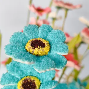Primer plano detallado de la flor de margarita artificial azul flocada con centro texturado