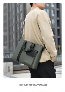 Moderna borsa a tracolla business verde oliva in un ambiente urbano all'aperto.