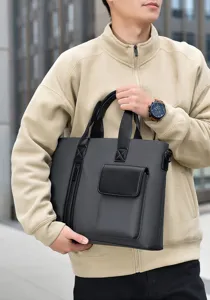 Valigetta professionale da uomo grigio scuro portata da un modello in un contesto urbano