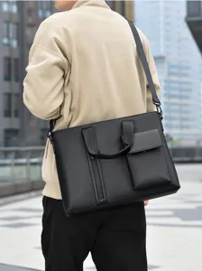 Vista posteriore di una borsa da lavoro nera da uomo indossata come borsa a tracolla.