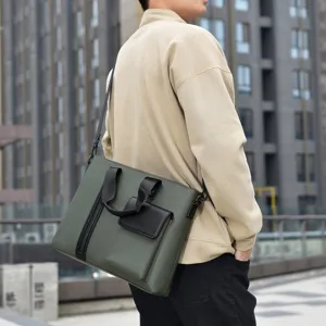 Borsa a tracolla da uomo minimalista verde oliva in un moderno contesto urbano