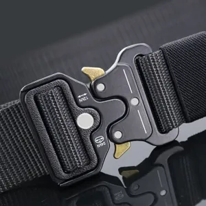 Nahaufnahme der hochfesten Metallschnalle an einem schwarzen Nylon-Taktikgürtel