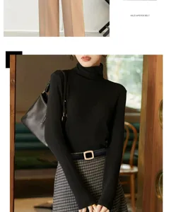 Detailansicht eines schwarzen minimalistischen Gürtels mit goldener Schnalle an einem Model
