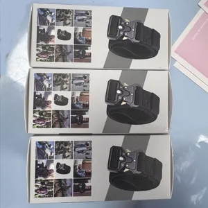 Detalle de tres cinturones tácticos de estilo militar con hebillas metálicas de cobra