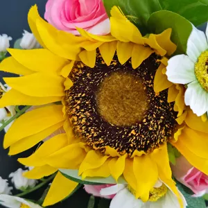 Detalle de primer plano de un vibrante ramo de girasoles artificiales con rosas rosas