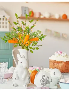 Vista dettagliata di due rami di carota artificiali in un vaso per la Pasqua