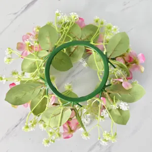 Gedetailleerd achteraanzicht van kunstbloemen krans met groene plastic draagstructuur