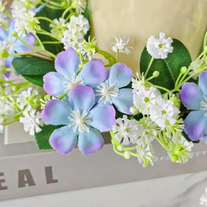 Detailopname van een kunstmatige wilde bloemenkrans voor lente- en bruiloftdecor.