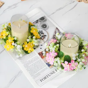 Detail van wilde bloemen kaarsenringen met glazen houders en witte kaarsen op magazine