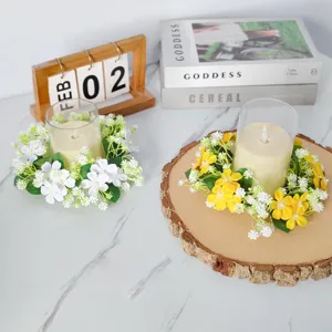 Detailopname van kunstmatige wilde bloemen kaarsenkransen met glazen houders en LED-kaarsen
