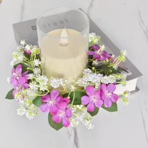 Close-up van een kunstmatige bloemenkaarsring met roze en witte wilde bloemen