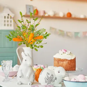 Coppia di rami festivi con carote artificiali di Pasqua per la decorazione della casa