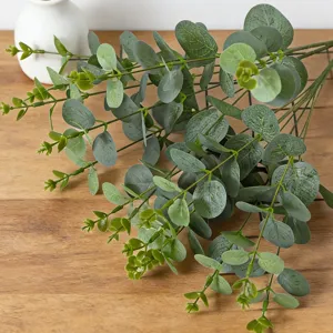 Natürliches künstliches Eukalyptusbündel für die Blumendekoration in Innenräumen.