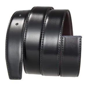 Gros plan d'une sangle de ceinture en cuir noir de qualité avec des surpiqûres de bordure