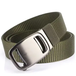 Detailweergave van olijfgroene tactische nylon riem met matte metalen automatische gesp
