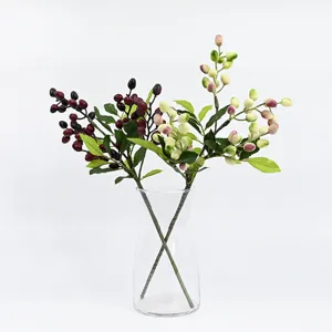 Rami di bacche di olivo artificiali in vaso di vetro per decorazione casa regalo dettaglio.