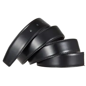 Détail d'une sangle de ceinture en cuir noir montrant des coutures fines et lisses.