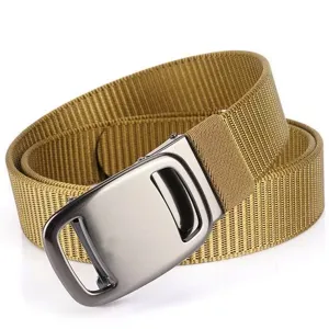 Close-up van een kaki nylon tactische riem met een gladde metalen gesp