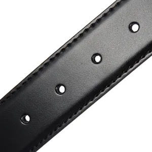 Vue rapprochée détaillée d'une ceinture en cuir de vachette noir de haute qualité