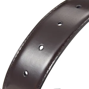 Détail macro d'une ceinture en cuir marron avec coutures précises et trous poinçonnés.