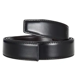 Vue rapprochée d'une sangle de ceinture en cuir noir avec coutures de bordure fines