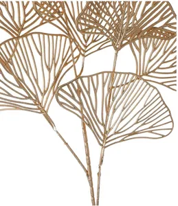 Primer plano de ramas de hojas de ginkgo artificiales doradas con diseño calado