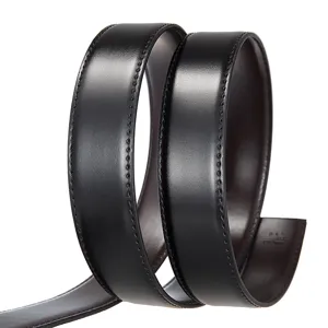 Gros plan d'une ceinture en cuir noir montrant des coutures fines et une texture lisse