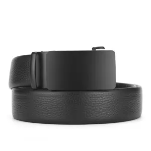 Primer plano de cinturón negro para hombre con textura de lichi y hebilla automática mate