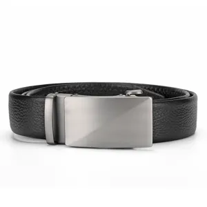 Primer plano de cinturón de cuero para hombre con hebilla automática de metal cepillado