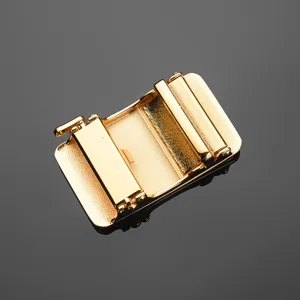 Detailaufnahme einer goldenen automatischen Gürtelschnalle aus Legierung mit Finish