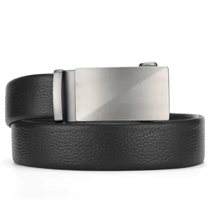 Detalle de cinturón de cuero para hombre con hebilla automática y textura de grano fino.