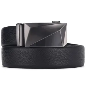 Detalle del cinturón para hombre de cuero vacuno con hebilla automática y grano litchi