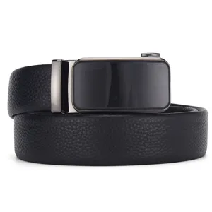 Vista detallada de cinturón de cuero negro para hombre con hebilla automática elegante