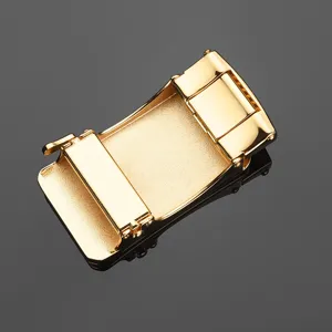 Makro-Detail der polierten Oberfläche einer luxuriösen goldenen Automatik-Gürtelschnalle