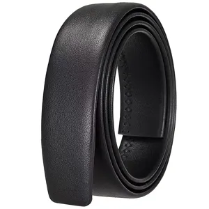 Detalle de correa de cuero negro de 3,5 cm con textura de grano fino de calidad