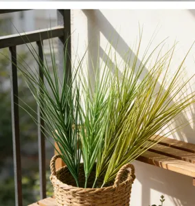 Detail van realistisch kunstmatig groen gras in een geweven mand voor balkon decor.
