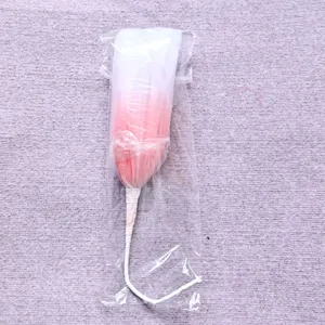 Vue rapprochée et détaillée de la tige de fleur en tulles artificiels pour mariage.