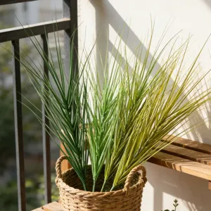 Lush kunstmatig lentegras in gevlochten mand voor balkon- en interieurdecoratie van groen